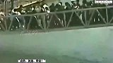 豆腐渣工程一大群人集中通过栈桥，接下来太无助了