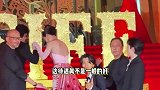 倪妮团宠实锤，红毯合照被众星捧月站C位，朱一龙吴磊帮摆裙子