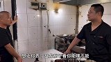 网友来尝几个招牌菜，进后厨让再做个盘龙茄子，还叫厨师去喝几杯