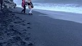 几人来到海边看海，因距离太近险些被海浪卷走