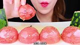 美女试吃冰糖西瓜球
