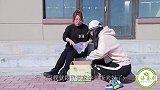 美女街头卖鸡蛋，来个小伙卖辣椒和柿子，满满的套路，真有才