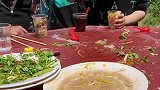 农村大席上的热闹画面，每一盘菜上来都不过五秒钟就空了