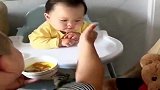 宝宝不肯吃饭，宝爸无奈使出这招，看完忍住别笑！