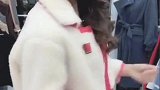 资讯羊羔毛外套配牛仔裤，想不到小姐姐唱歌还这么好听