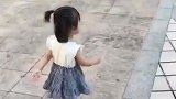 爸爸的小情人太调皮了，一脸无奈的爸爸，网友：小情人被风刮跑了