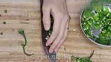 姐妹俩挑战吃辣酱拌面，红彤彤的辣椒油，小编已经火辣辣的胃疼！