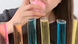 先吃草莓味的冰再喝水，太有意思了，真的特别喜欢！