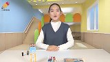 公牛先生来回收垃圾，它来到了佩奇家门口的垃圾桶这里