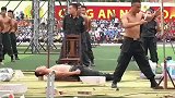 越南特警表演硬气功，躺钉板飞刀刺肚连续两次！
