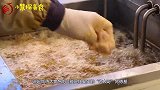 小伙街头卖糖醋鸡，四口油锅不够用，食客：想吃还得排队