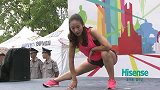 跑步-16年-七彩跑重庆站:专业美女教练带领选手们进行赛前热身运动-花絮