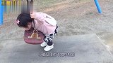 小可爱双手向后摆，做出飞翔的姿势，样子越看越傻乎乎的