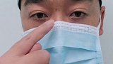 手朮终于做完，血溅到了双眼，手套也不慎被针扎穿。虽然很忙，虽然冒着高风險，可一旦穿上这件白大衣就没有退路可言。