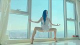 小美女今日窗前柔美拉伸 这马步扎的稳稳柔韧十足