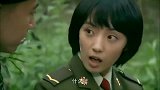 美女给兵哥哥送去了蛋糕,兵哥哥回赠她亲手摘的花!