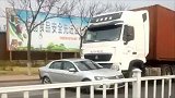 大货车“头顶”小轿车前行数十米 货车司机：下车查看才知有车