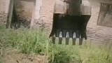 老房子拆除，请的挖机师傅