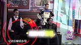 服务生蜡像竟自动切换动作,眼镜小哥丝毫没有察觉,这眼神没谁了