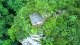 贵州大山里一处绝壁悬崖上，建有小屋，一老人常年在此练剑
