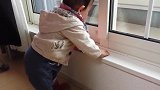 宝宝晃晃悠悠扶着窗台站了起来，只听嘭的一声摔倒头了，肯定痛了