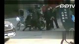 平阳：50岁摆摊妇女给城管下跪 求别没收东西