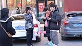 假装让路人小哥哥帮忙看包，不料被调虎离山，小哥哥义勇帮我夺包