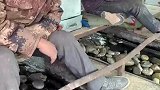 田玉籽料挑选现场，每天十几个小时，都不带眨眼的