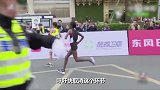 吐槽马拉松赛事中的“无独有偶” 公厕长成这样你敢上?