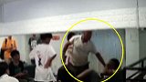 广州一男子冲进奶茶店暴打无辜初中男生 以为女儿被拐
