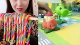 美女直播吃彩色拐杖糖，一口下去超过瘾，是我向往的生活