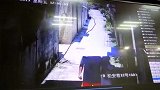 小学生放学后遭陌生男子尾随 监控拍下惊险画面