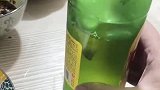男子把啤酒倒在碗里，下1秒瞬间变冰沙