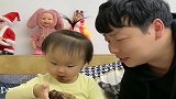 爸爸要暖宝给他吃一口面包，暖宝：掉地上了，不能吃了