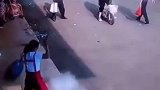 煤气罐忽然冒气，不停打转
