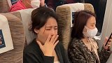 高铁椅子上的这块布，原来是这么用的，妹子真聪明