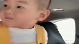宝宝趁爸爸不在玩方向盘，一听到爸爸要回来了，这反应真是太搞笑