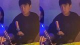 王思聪现身酒吧蹦迪身边两女上演“抢位”大戏