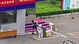 消防员被赶下车？原来他已准备休假，被队长发现消防员 正能量
