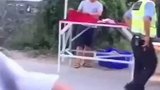 孩子别怕叔叔救你来了