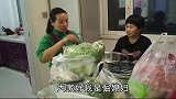 公公打工回家,儿媳在家做火锅吃，公公配着饮料吃的真过瘾