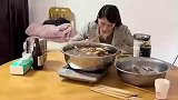 第一次带女友上门，爸妈特意煮了火锅鱼款待她