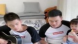 相差12岁的兄妹，哥哥弹琴的样子真帅，接下来一幕妹妹秒变迷妹