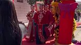 接亲回来有人闹，伴郎举起门板保护