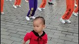 两岁萌娃跟跳广场舞动感十足