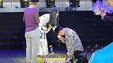 当众对赵本山女儿下跪！网红可乐报答恩师球球，师徒情深看呆网友