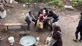 十多人按不住三百斤猪！