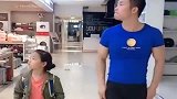 小姑娘和爸爸一起跳舞，表情动作神同步，看来都是高手！