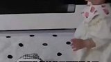 妹妹睡醒没看到妈妈哭了，三岁哥哥温柔安慰