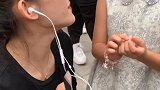 都说我俩长的像，像吗，这可是我师傅的女儿